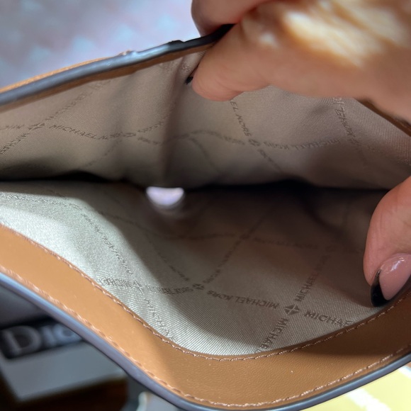 MICHAEL KORS Jet Set Charm Vanilla Lugg Logo Print  Wallet EUC - Picture 6 of 11